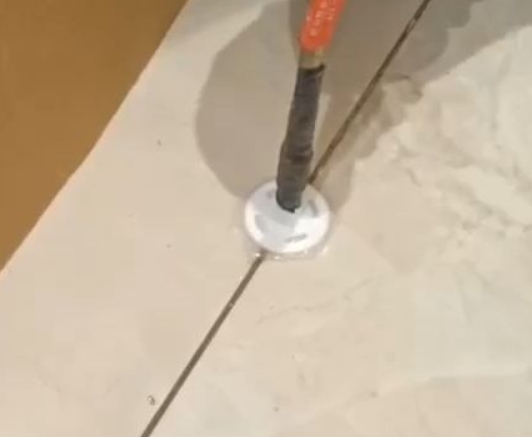 福鼎瓷砖空鼓维修公司专业解答瓷砖在铺贴过程中，如果没有涂抹均匀到位的粘结材料（如水泥砂浆或瓷砖胶），可能会导致以下问题