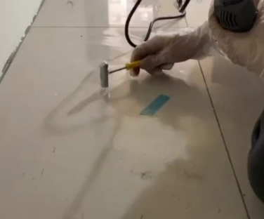 福鼎瓷砖开裂维修公司专业分享瓷砖在铺贴前如果没有沥干水分，将会导致以下问题